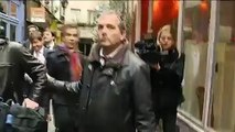François Hollande pris à parti par des Femen dans la rue