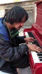Ce SDF joue le plus beau des solos au piano