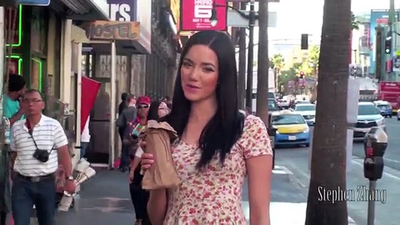 Caméra cachée : une jolie fille fait semblant d'être ivre dans la rue