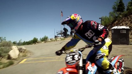 Il saute d'un tremplin de saut à ski en moto