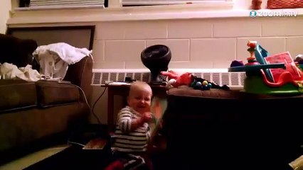 Ce bébé est fan de sa carte d'anniversaire!