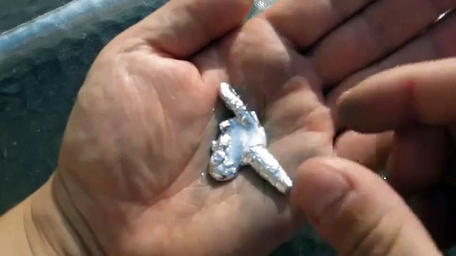 Découvrez le gallium, ce métal qui fond dans la main ! - Vidéo Dailymotion