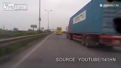 Bien chargé, un bus perd une roue sur l'autoroute!