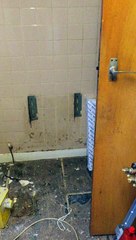 Un plombier surpris en train de danser au travail