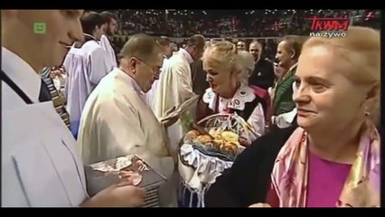 Un prêtre refuse les baisemains