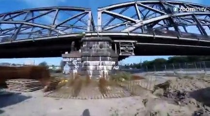 Sans corde de sécurité, il escalade un pont colossal!
