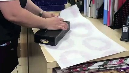 Voici comment emballer un cadeau de Noël en 10 secondes