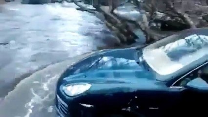 Traverser une rivière avec une Porsche Cayenne : mauvaise idée !