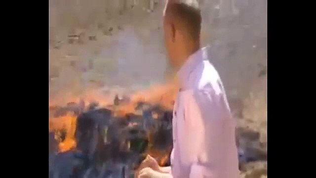 Il tente de faire un reportage devant de la drogue en train de brûler... mais ça ne se passe pas comme prévu !