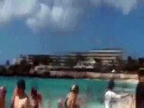 Cet avion a fait peur aux baigneurs en passant un peu trop près de la plage !