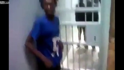 Comment traverser une porte de prison ?