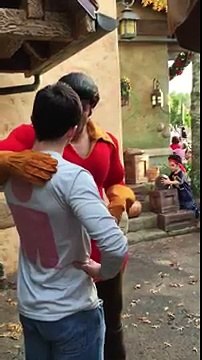 Il défie Gaston de la Belle et la Bête à un concours de pompes