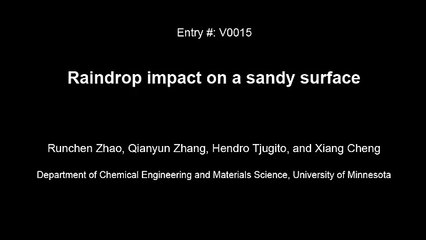 Une goutte de pluie qui tombe sur le sable vue au microscope et au ralenti