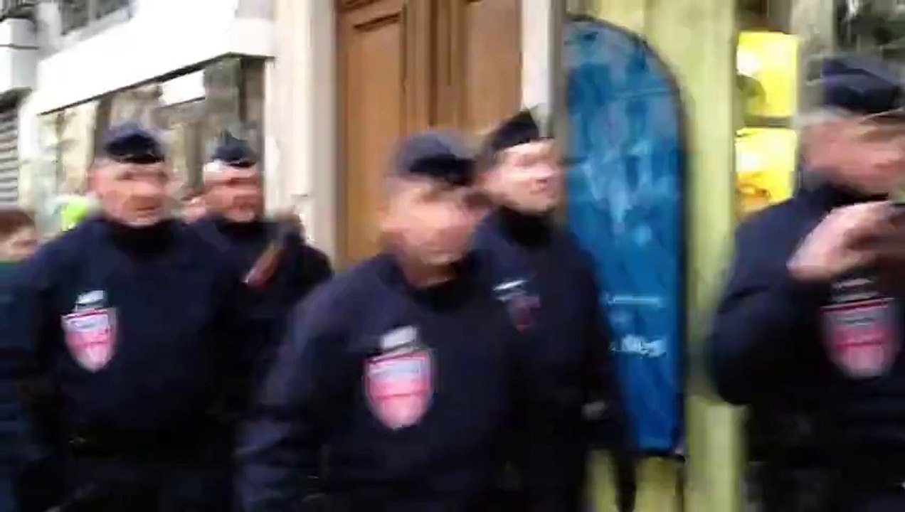 Marche républicaine : policiers et gendarmes acclamés par la foule