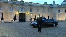 L'accolade de John Kerry à François François Hollande devant l'Elysée