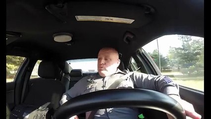 Un policier chante du Taylor Swift au volant !