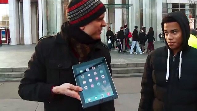 Un magicien transforme des iPad en tablettes géantes