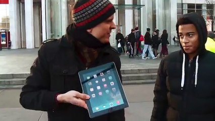 Un magicien transforme des iPad en tablettes géantes