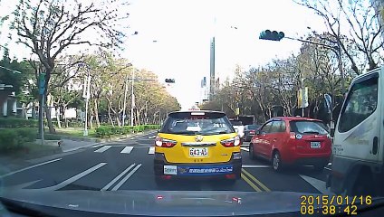 Une cycliste échappe miraculeusement à une violente collision