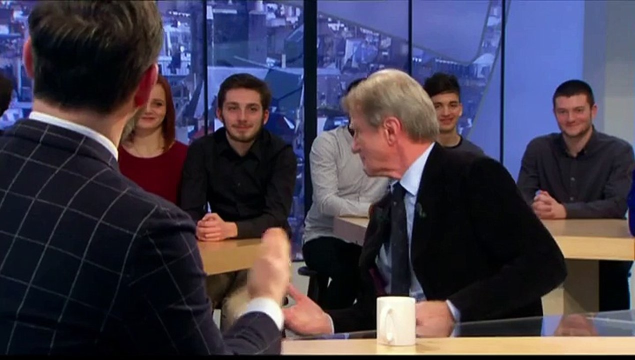 Le lapsus embarrassant d'un chroniqueur du Supplément de Canal+ face à Bernard Kouchner