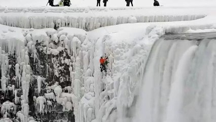 Il fait de l'alpinisme sur les chutes du Niagara gelées !