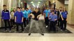 Un professeur danse avec ses étudiants sur Uptown Funk