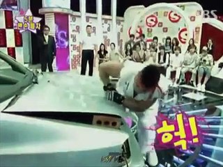 Il détruit une voiture à mains nues comme dans Street Fighter