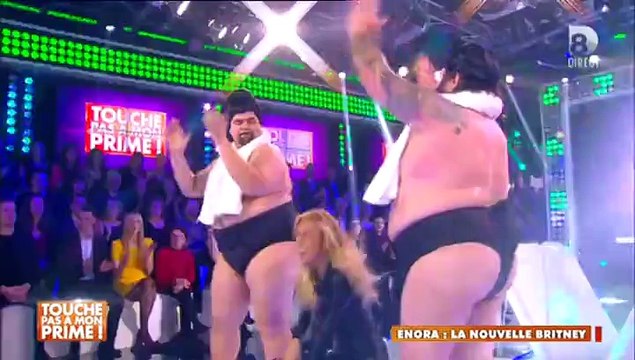 Enora Malagré sexy en tenue de cuir pour imiter Britney Spears dans Touche pas à mon prime