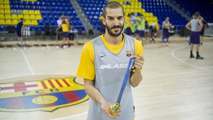 Pau Ribas shows the Eurobasket Gold Medal in FCB Basket training session