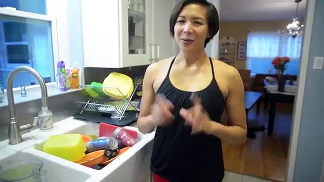 Aprende una rutina de ejercicios que puedes realizar mientras lavas los platos