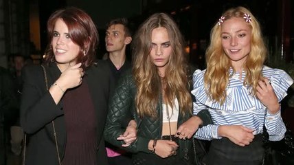 Cara Delevingne fait la fête avec la Princesse Eugenie et son ex Harry Styles