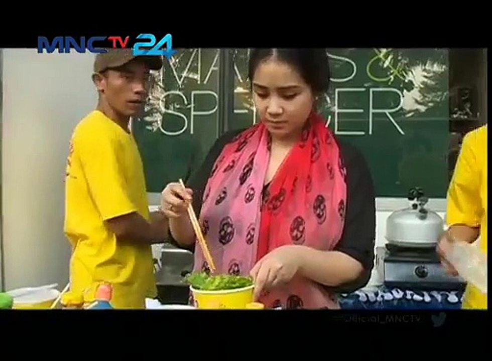 [150921]Pose - Raffi & Nagita kompak berjualan bakmi