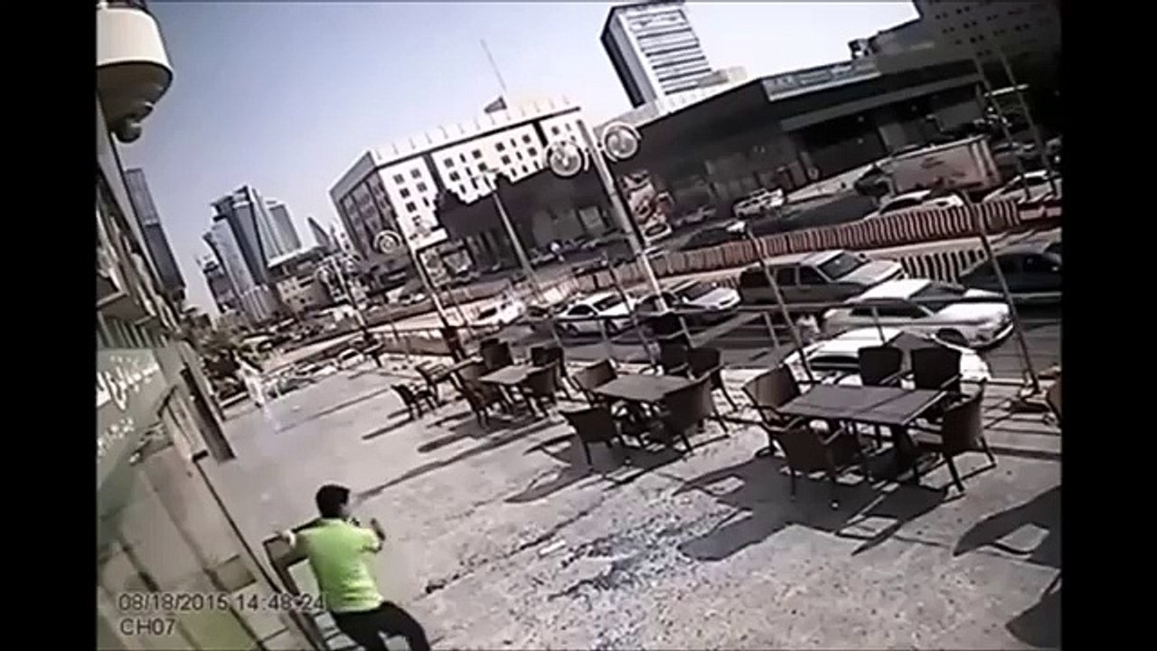 Rakaman cctv lelaki Saudi nyaris ditimpa cermin tingkap besar