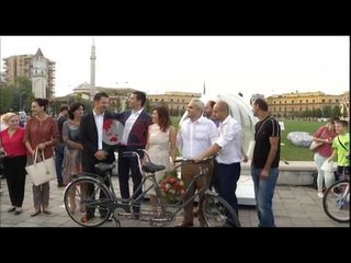 Çifti i ditës pa makina, Veliaj i lidh në martesë në sheshin “Skënderbej” - Ora News