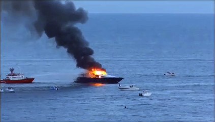 Il filme le yacht en flammes de son ancien président