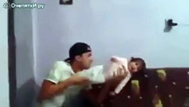 Брат играет с сестрой, ей нравится))))