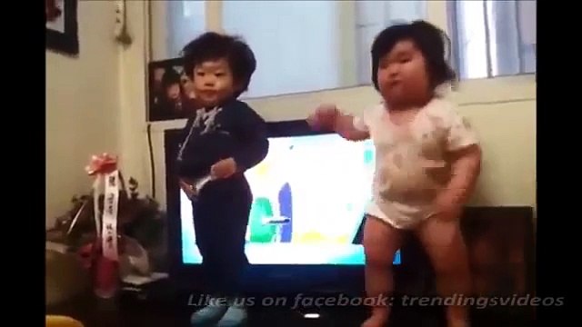 Японские малыши танцуют! Реально смешно!