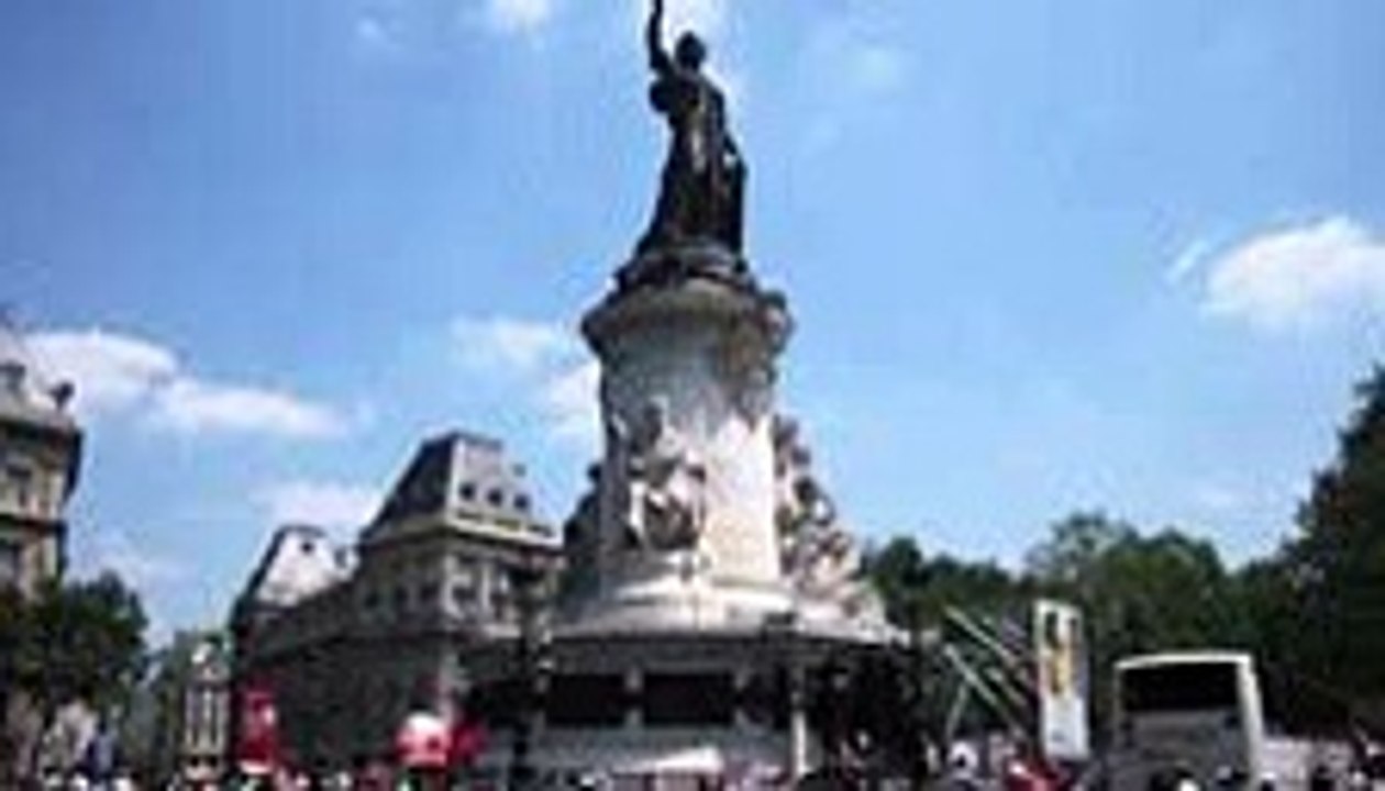 dun jeune homme  la Techno Parade Mort a tent descalader la statue de Marianne Il a voulu sarr