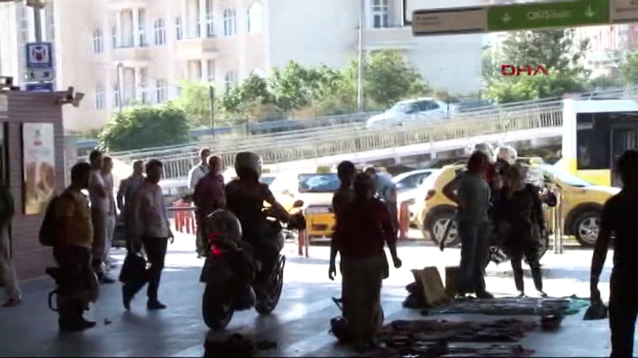 Metrobüs durağında silahlı 2 kişi yakalandı
