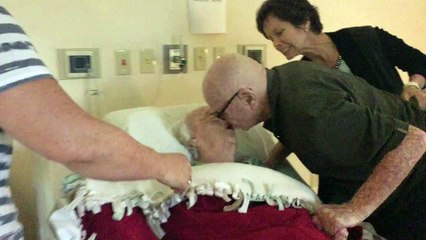 Ce vieil homme chante une chanson d'amour à son épouse mourante de 93 ans. Et c'est tout simplement bouleversant.