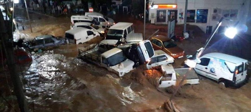 Bodrum'u sel vurdu... Araçlar böyle sürüklendi