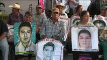 Padres de los 43 estudiantes normalistas protagonizan un ayuno en la plaza del Zócalo de México