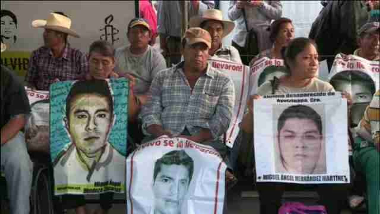 Padres de los 43 estudiantes normalistas protagonizan un ayuno en la plaza del Zócalo de México