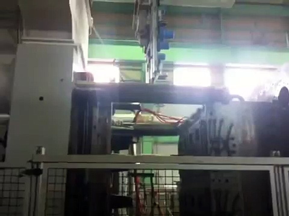 リサイクル工場、成形工程の最後はすべり台でポン