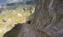 Savoie : Un vol en wingsuit à quelques mètres de la roche