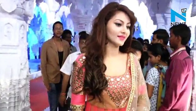 Urvashi Rautela seeks blessings at Andheri Cha Raja