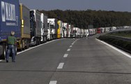 Une interminable file de camions bloqués à la frontière serbo-croate