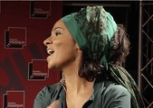 La chanteuse Oum interprète 