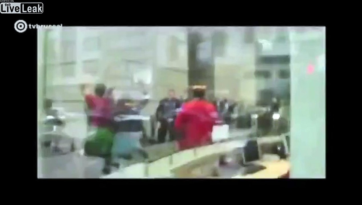 Cop kicks girl in the head !