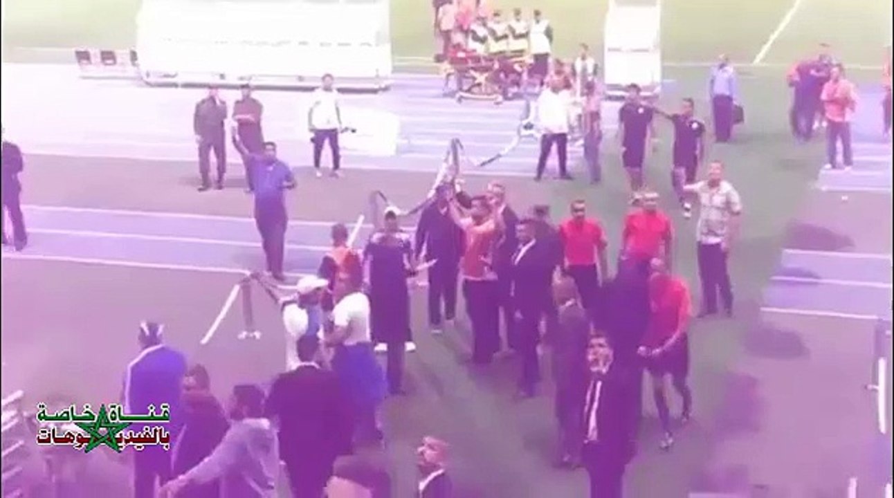 فيديو.. لحظة الاعتداء على حكم مباراة اتحاد طنجة و أولمبيك خريبكة 22/09/2015